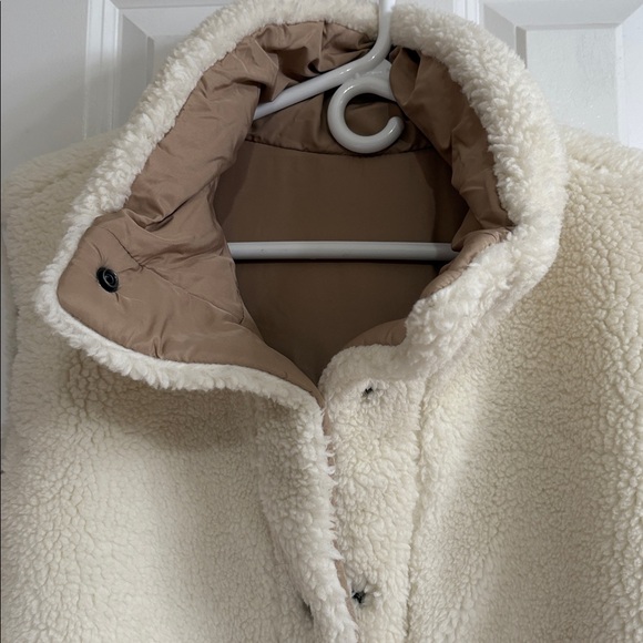 Lucky Brand Reversible Cream Sherpa/Tan Polyester Vest - Picture 4 of 12